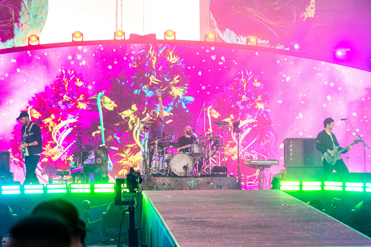 Coldplay auf Music Of The Spheres World Tour: das erste von drei Konzerten im Berliner Olympiastadion. – Coldplay.