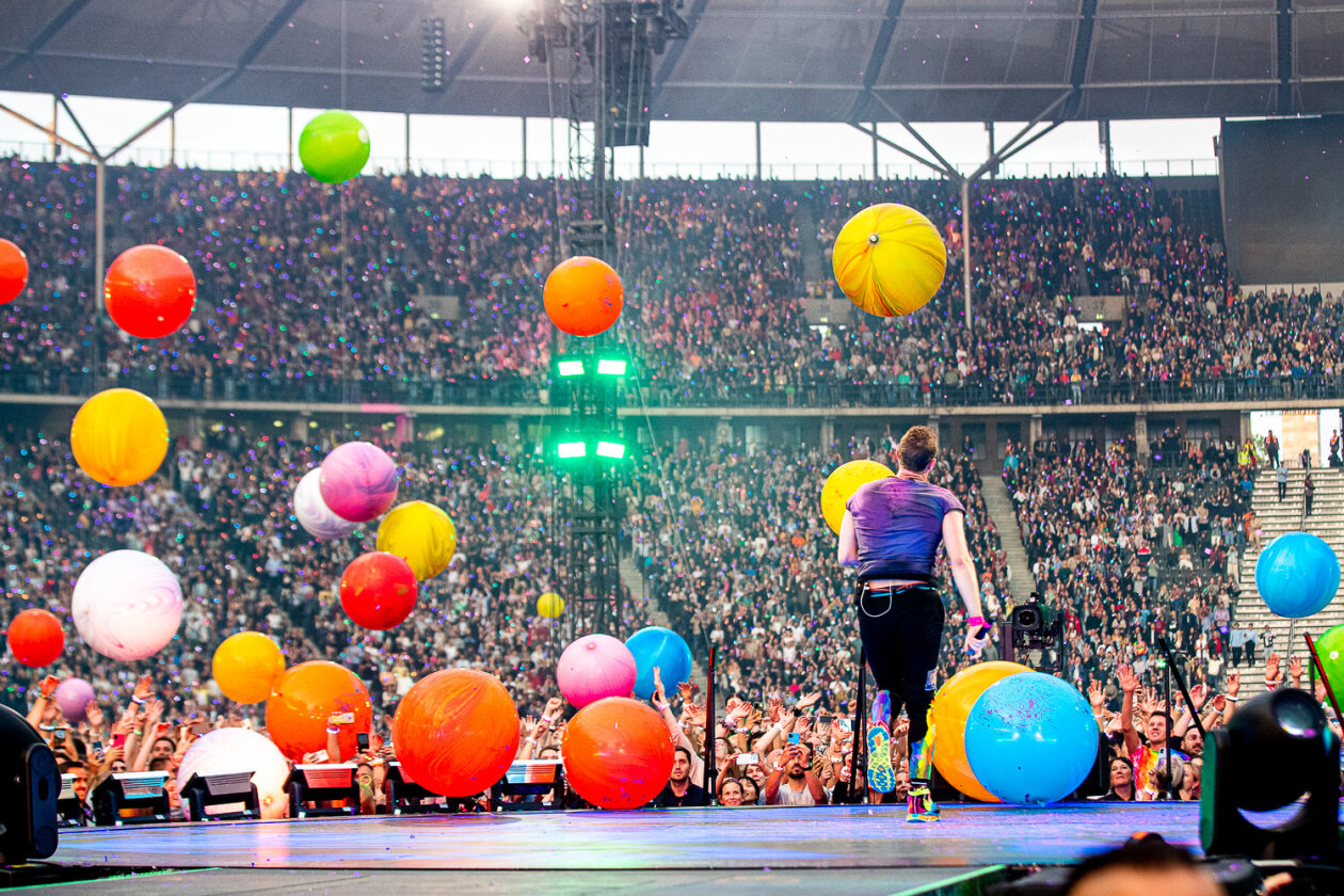 Coldplay auf Music Of The Spheres World Tour: das erste von drei Konzerten im Berliner Olympiastadion. – Immer farbenfroh.