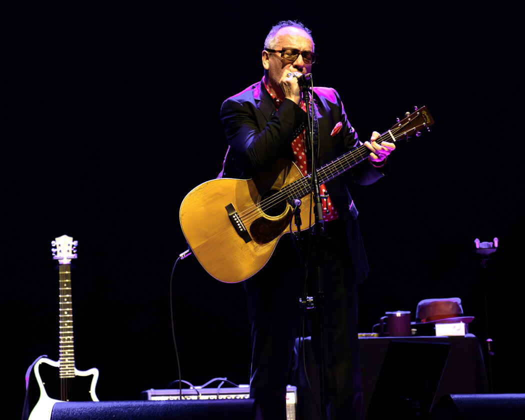 Mit Langzeitkollaborateur und Pianist Steve Nieve auf Tour. – Elvis Costello.