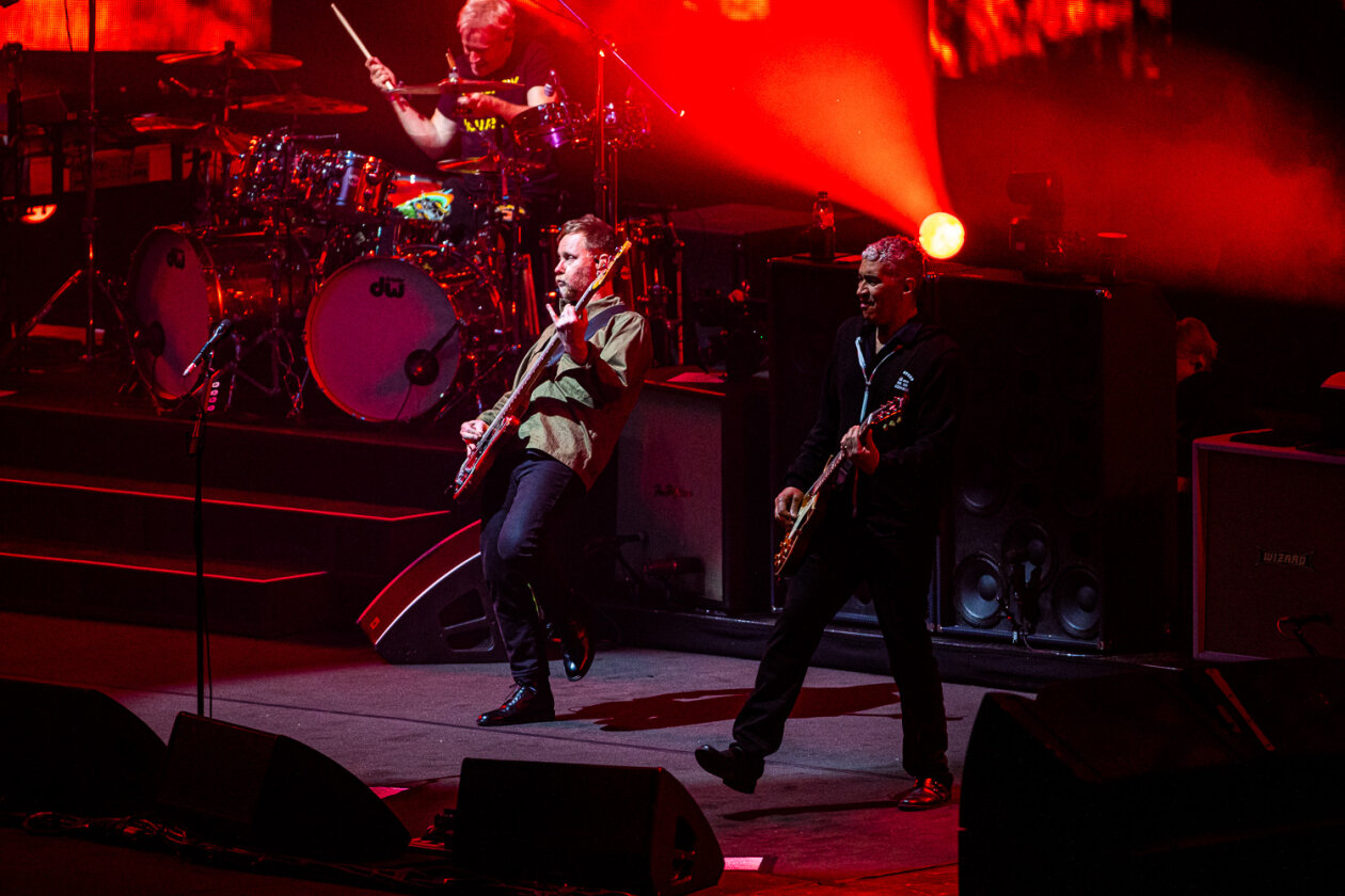 Dave Grohl und Co. als Headliner mit dem neuen Drummer Josh Freese. – Foo Fighters.