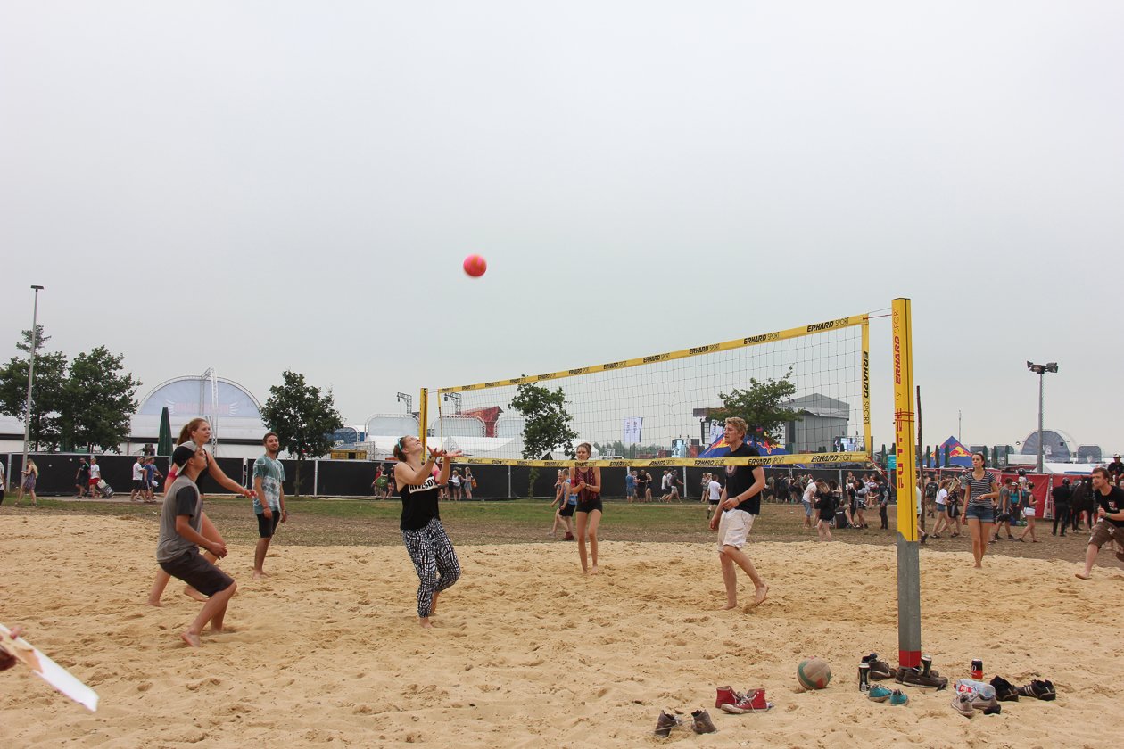 Alle Fotos zum Festival an der Nordsee. – Beach-Volleyball aufm Deichbrand 2016