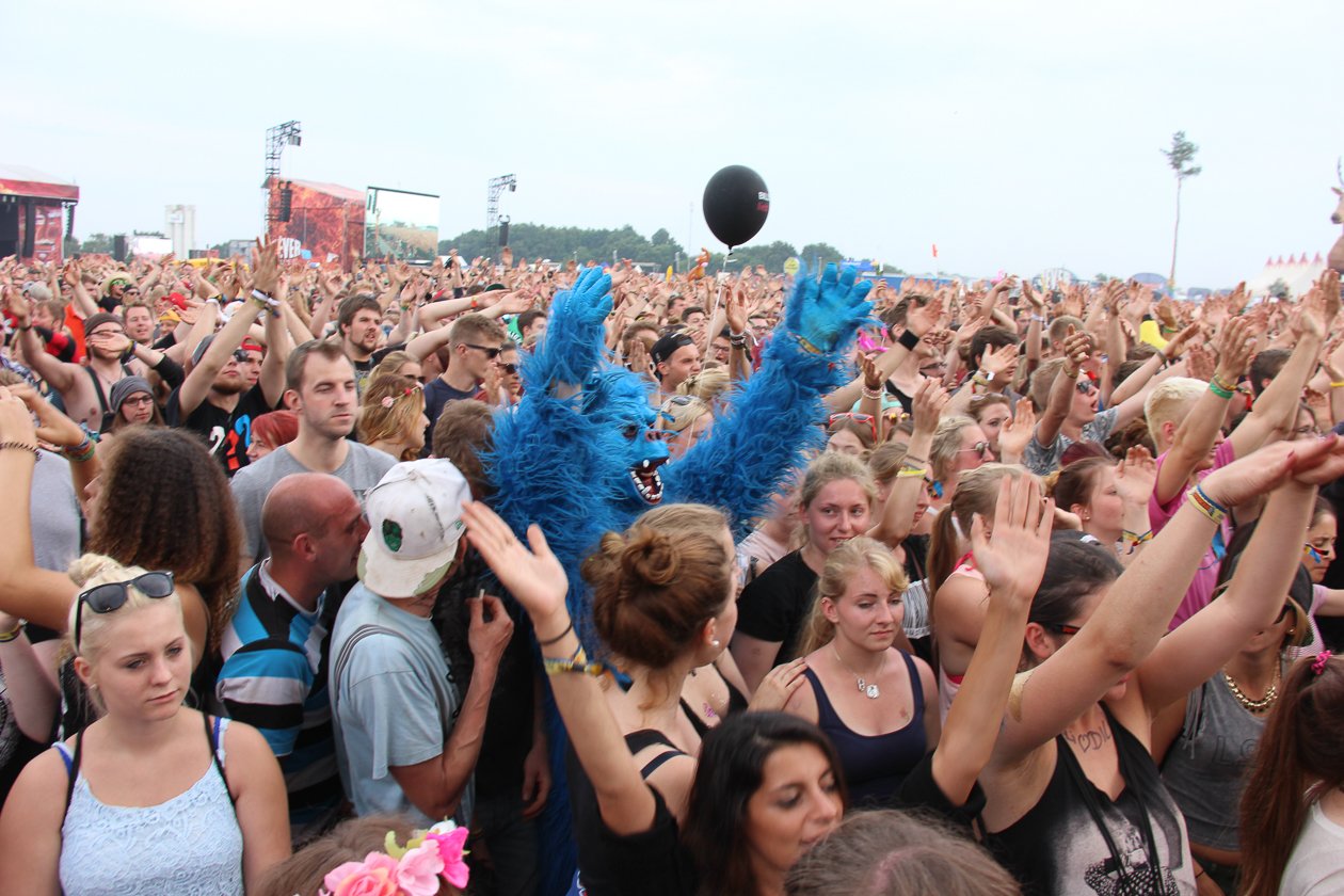 Alle Fotos zum Festival an der Nordsee. – Ein blaues Ungeheuer.