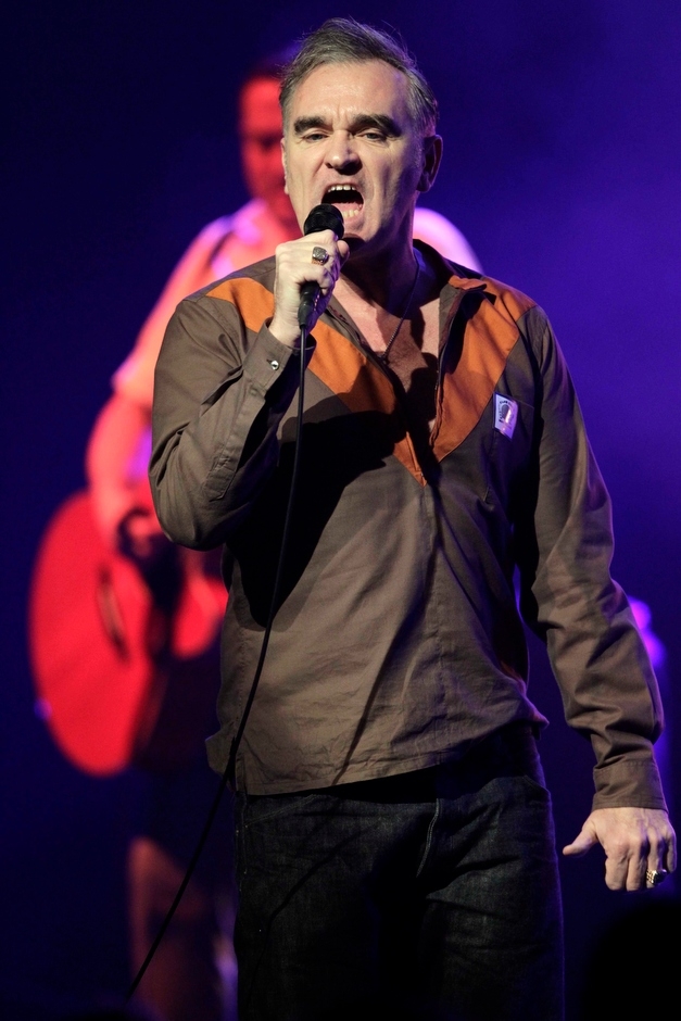 Morrissey – Ganz dicht an die Bühne drängeln die Fans von Konzertbeginn an ...