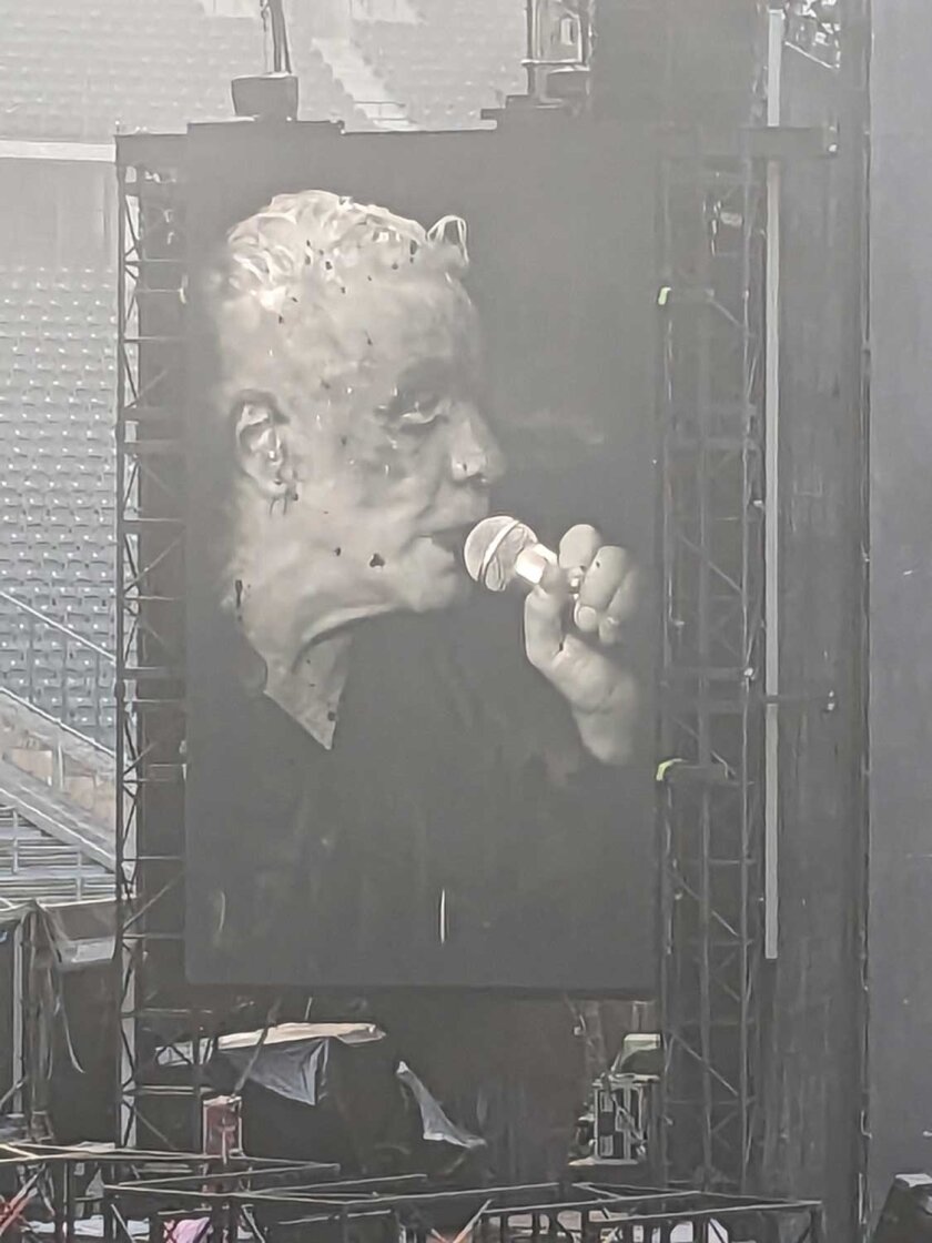 Rammstein – Das erste von drei Stadionkonzerten in Berlin: Ein Triumphzug für Till Lindemann und Band. – Till Lindemann.