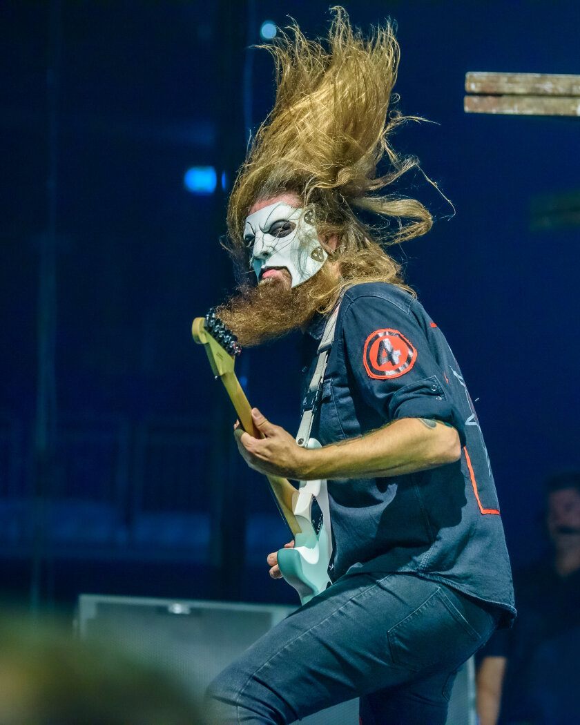 Slipknot – Am längsten Tag des Jahres bitten Corey Talor und Co.  zum teuflischen Maskenball. In der so gut wie ausverkauften Mercedes-Benz Arena in Berlin liefern sie eine infernalische Show. – James Root.
