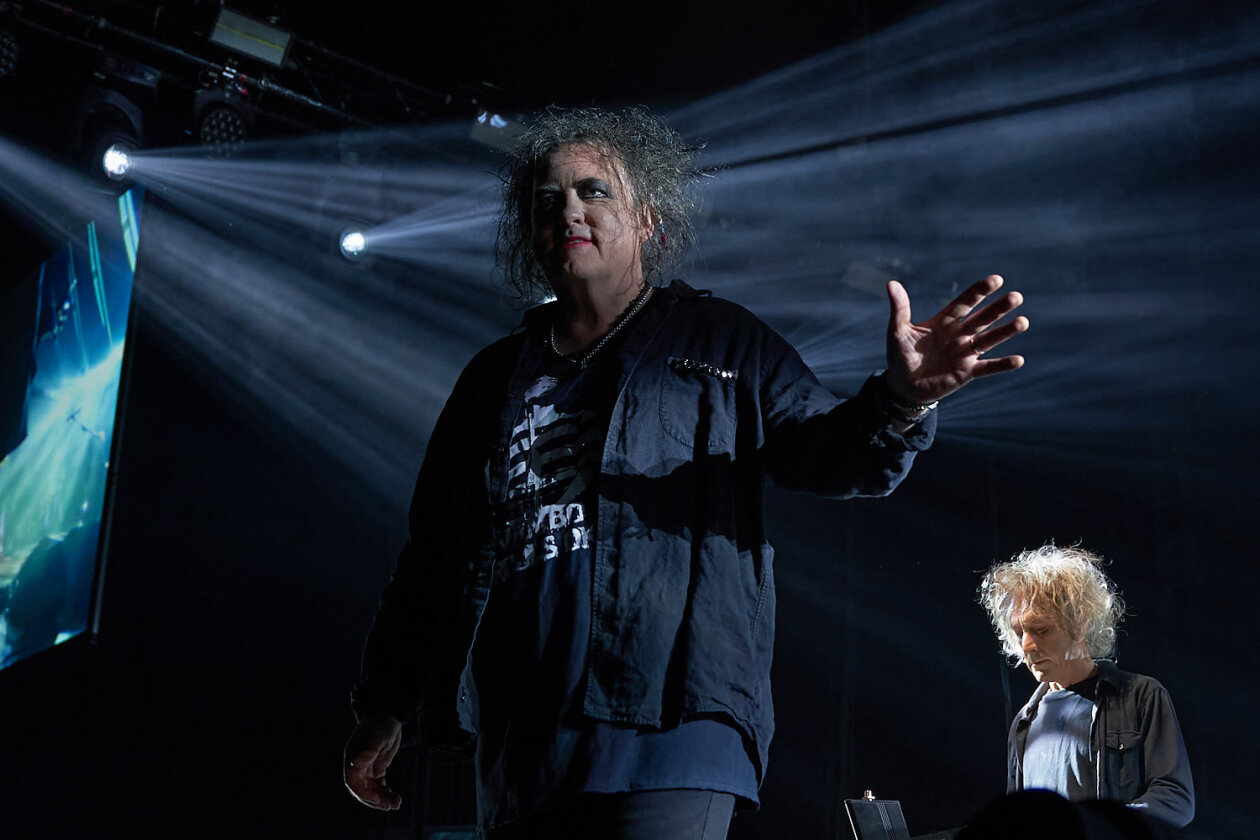 Gut gelaunt auf Europa-Tour: Robert Smith und Band spielen ein mit Hits und Fanfavs gespicktes Set. – The Cure.