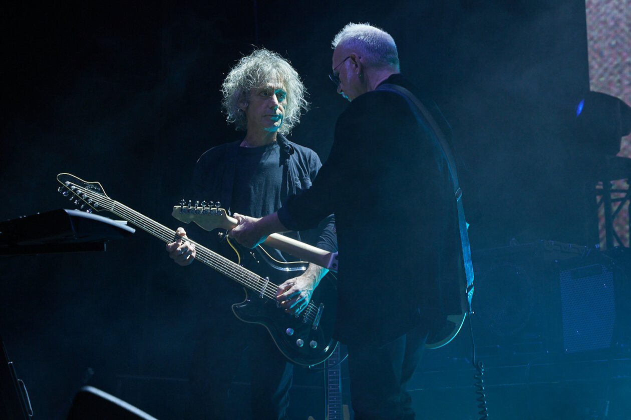 The Cure – Gut gelaunt auf Europa-Tour: Robert Smith und Band spielen ein mit Hits und Fanfavs gespicktes Set. – Perry und Reeves.