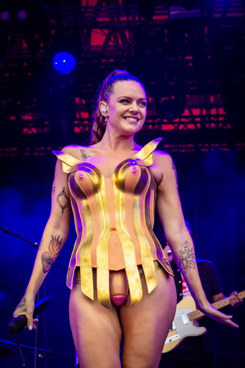 Schwedens Superstar auf der Orange Stage. – Tove Lo beim Roskilde Festival 2023.