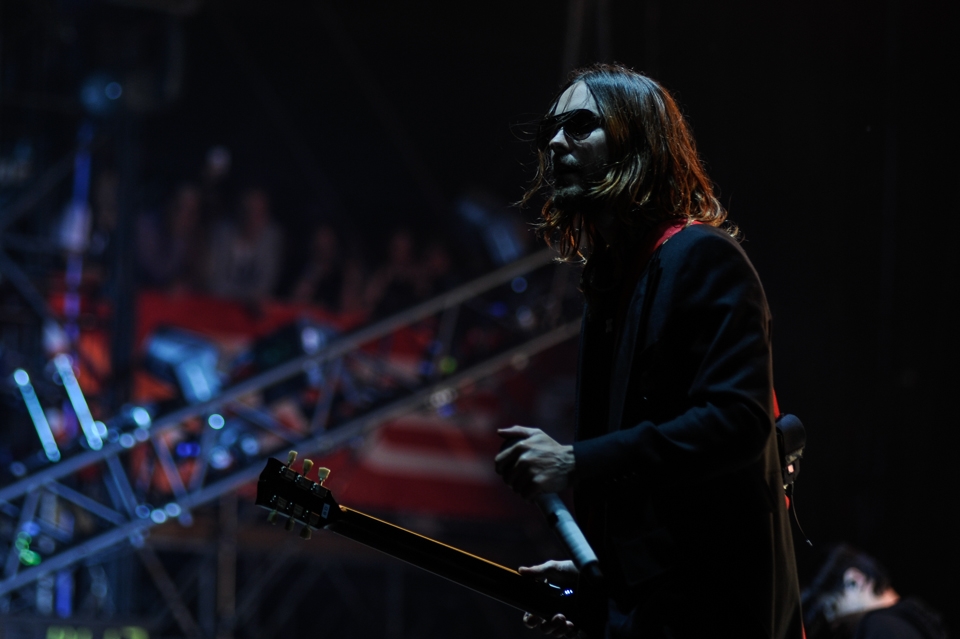 Jared Leto und Co. auf der Pressekonferenz, dann auf der Bühne. – 30 Seconds To Mars.