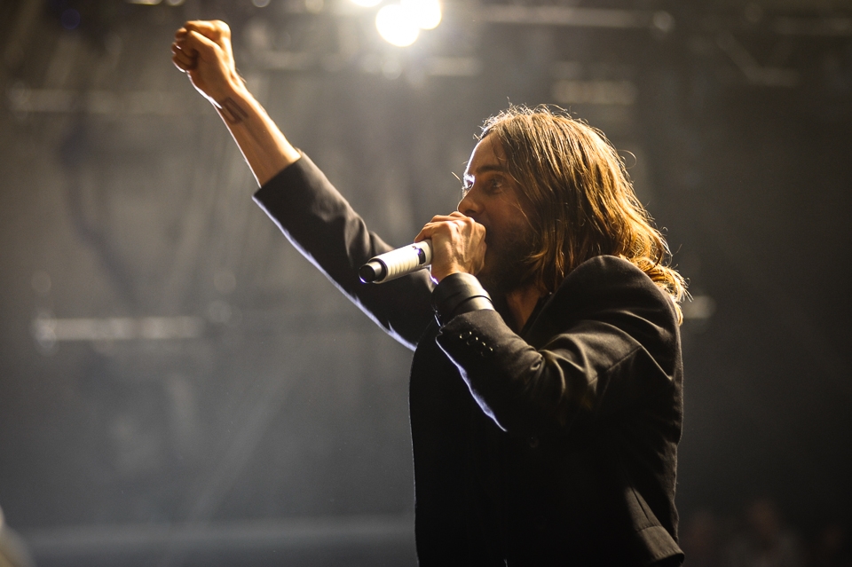 Jared Leto und Co. auf der Pressekonferenz, dann auf der Bühne. – 30 Seconds To Mars.