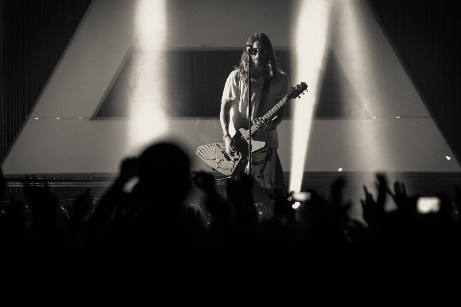30 Seconds To Mars – Jared Leto und Co. im Schwabenland. – An der Gitarre.