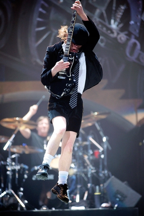 AC/DC am 7. März 2009 im ISS Dome Düsseldorf. – Phil Rudd am Schlagzeug (im Hintergrund)