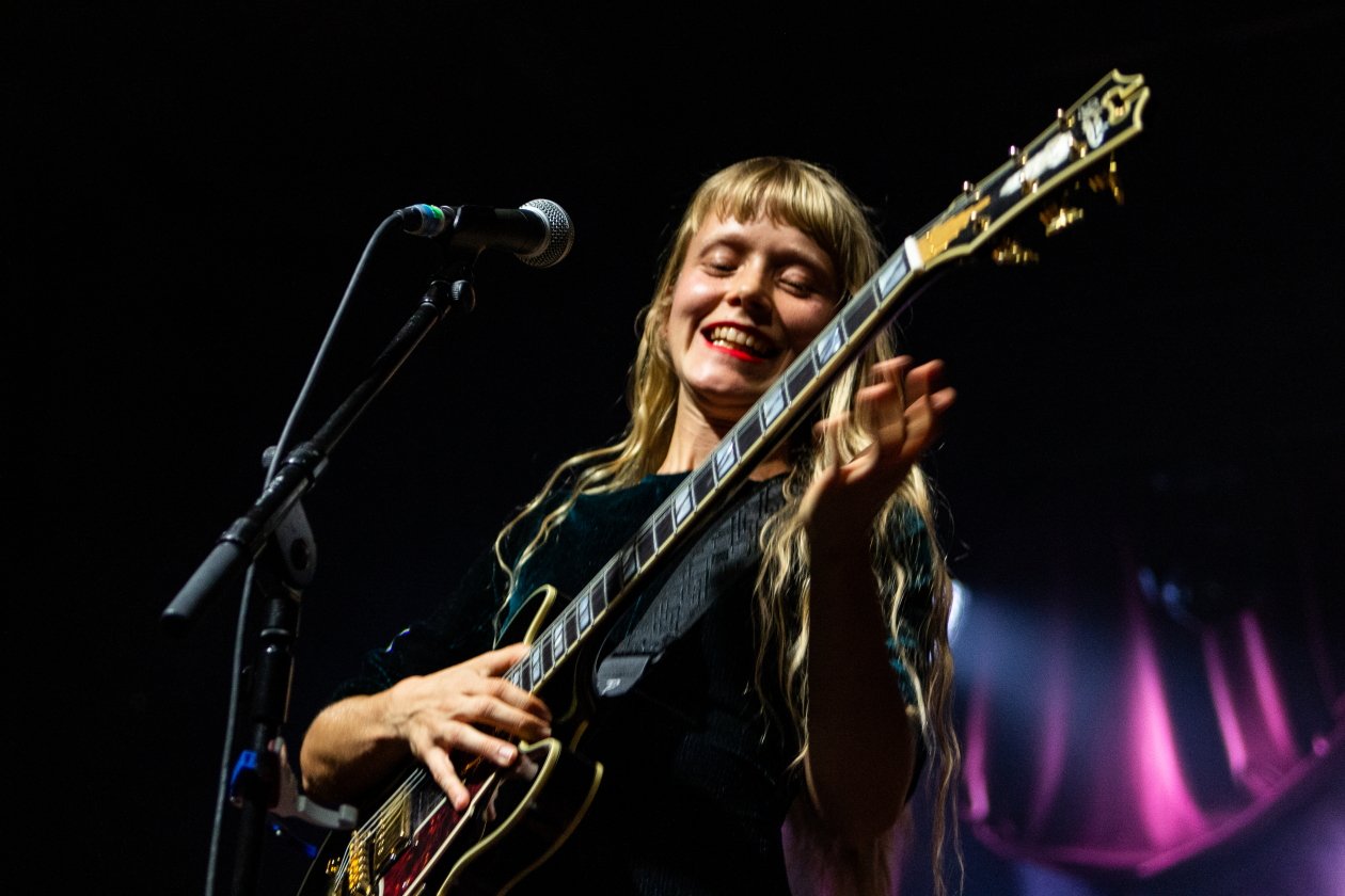 Alice Phoebe Lou – Tourfinale im Berliner Wohnzimmer. – ... begann sie in Berlin ihre Karriere.