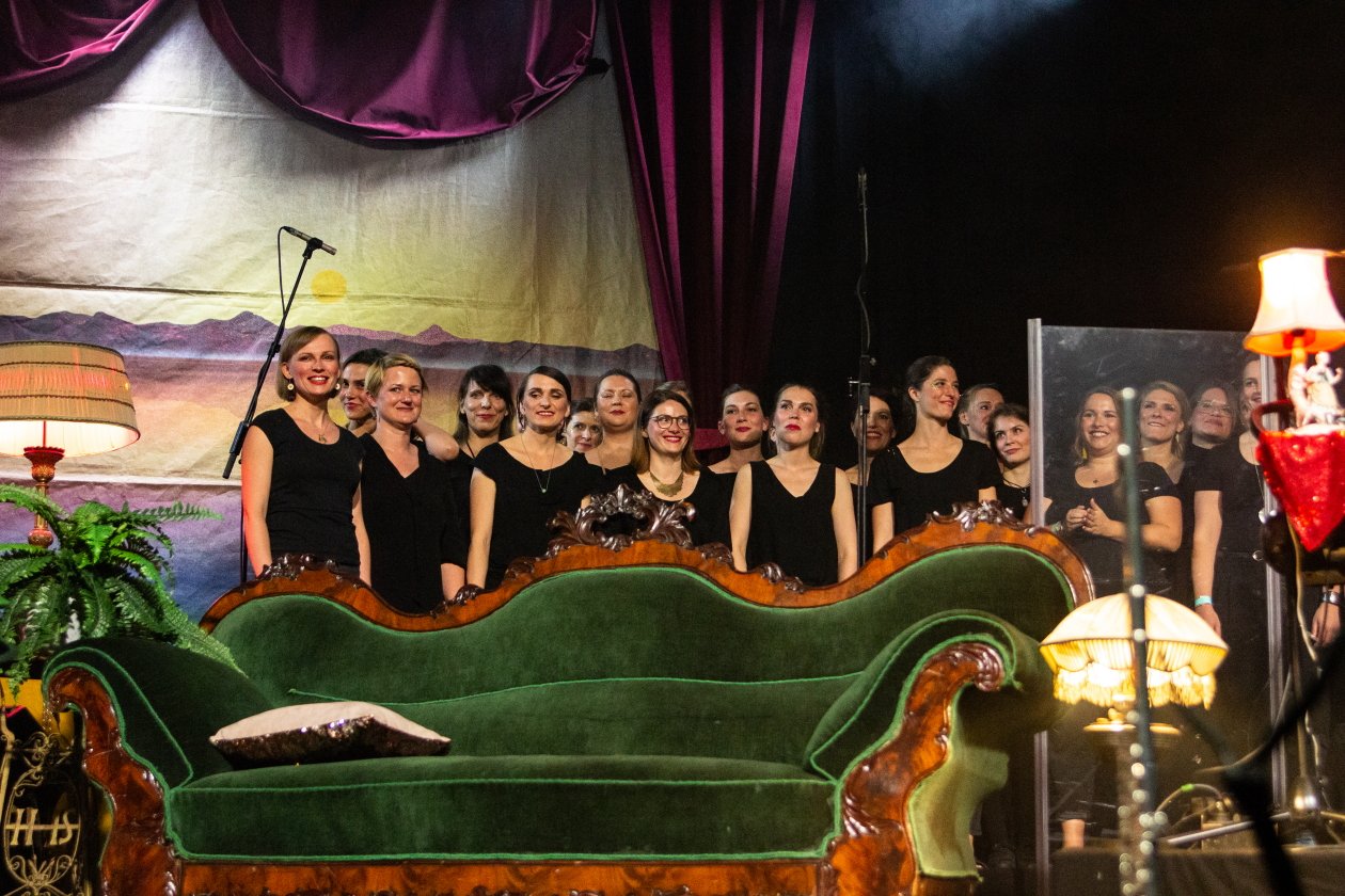 Alice Phoebe Lou – Tourfinale im Berliner Wohnzimmer. – Feature Chor Berlin.