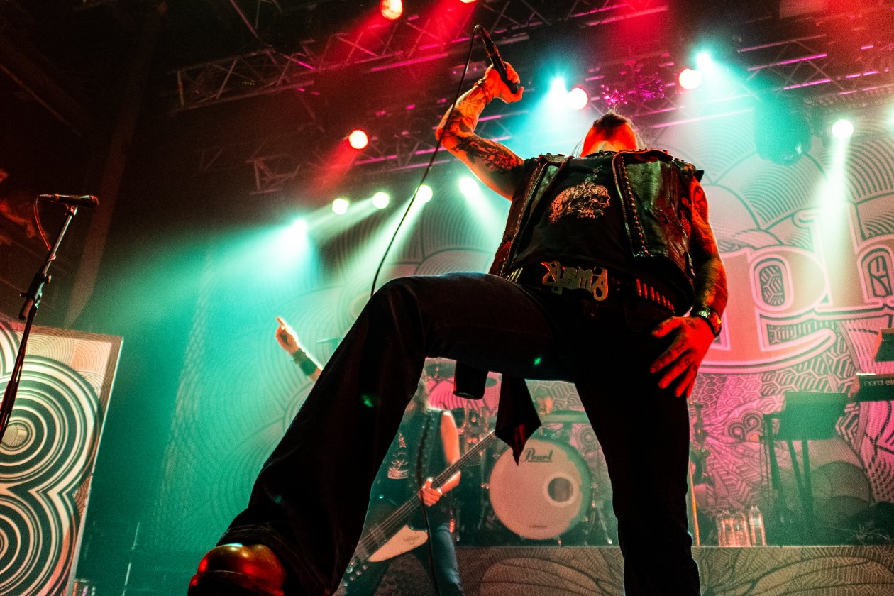 Amorphis – Auf Co-Headliner-Tour mit Soilwork. – Sie besingen "Queen Of Time".