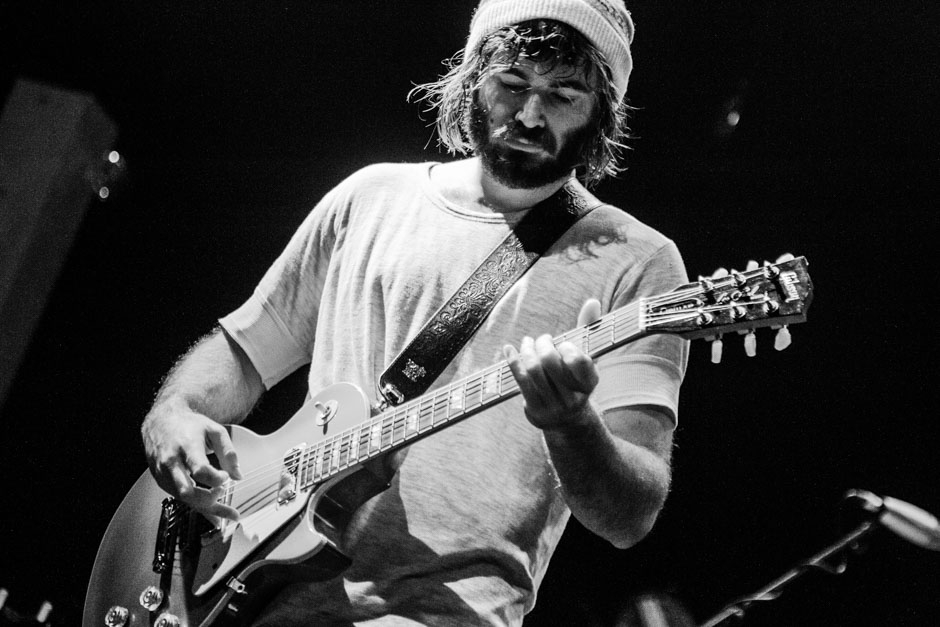 Angus & Julia Stone – Zwei Aussies in der Domstadt. – Angus an der Gitarre.