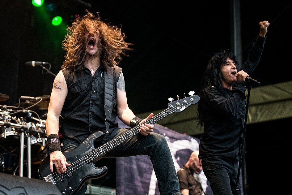 Anthrax – Scott Ian und Band gaben den Support für Limnp Bizkit. – ... mosht am Bass.