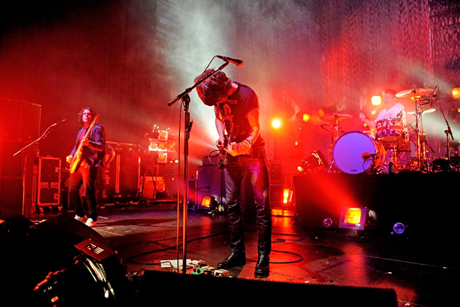 Arctic Monkeys – Sie sind eine Liveband. Daran lassen sie in Köln nicht den geringsten Zweifel. – Nick OMalley, Alex Turner und Matt Helders.