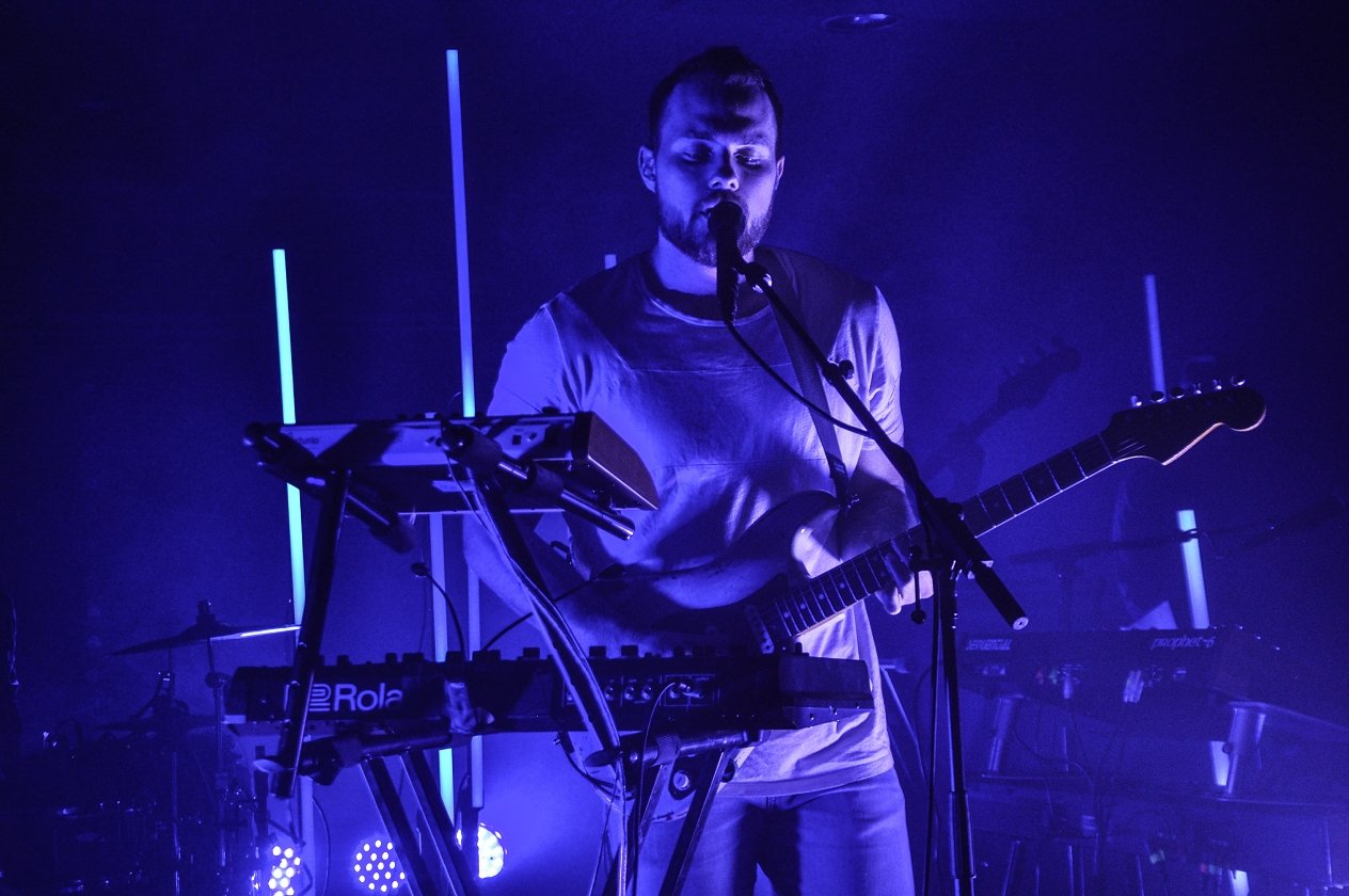 Ein Stück Island in der Domstadt: Ásgeir trotzt der Hitze. – Gesang.