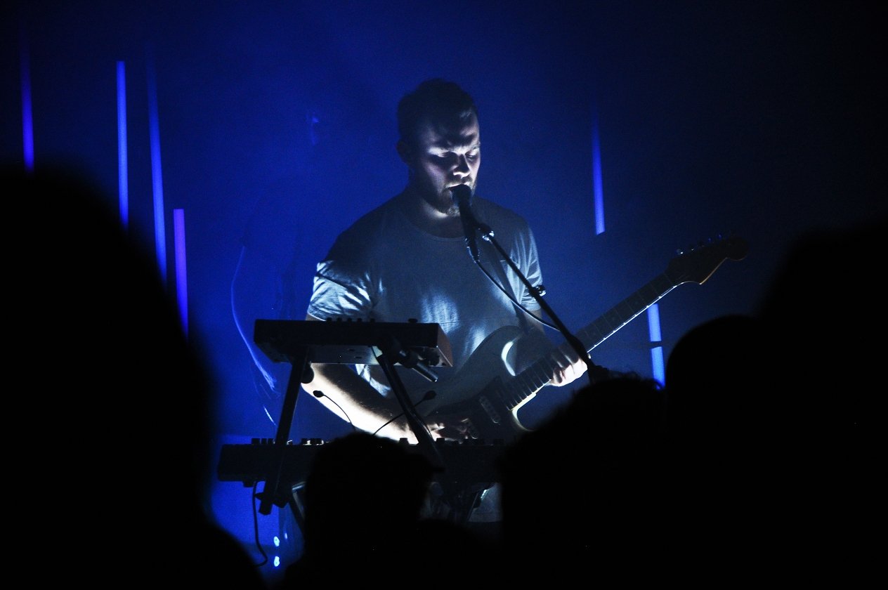 Ein Stück Island in der Domstadt: Ásgeir trotzt der Hitze. – Gitarre.