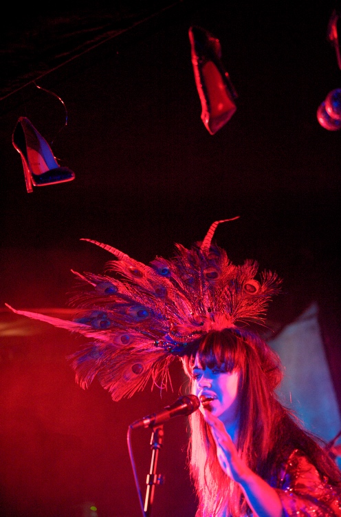 I Will Love You Monday - an einem Sonntagabend im Februar 2010. – Aura Dione mit Schuh-Deko.