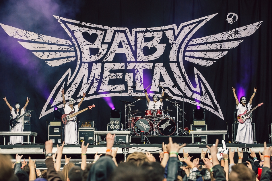 Babymetal – Voller Einsatz on stage: Metal à la Japan. – Pommesgabeln hoch!