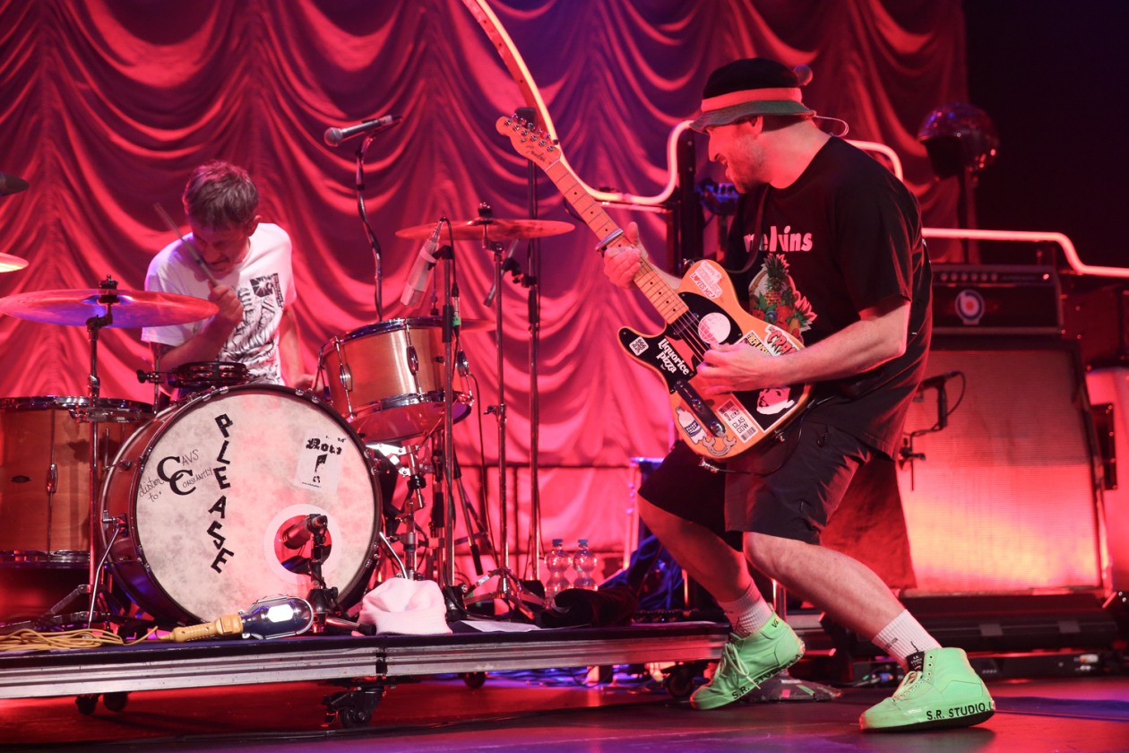 Arnim und Co. laden in den Moshpit: Dort geht's auch nach 30 Jahren noch zur Sache. – Die Beatsteaks live in Hamburg.