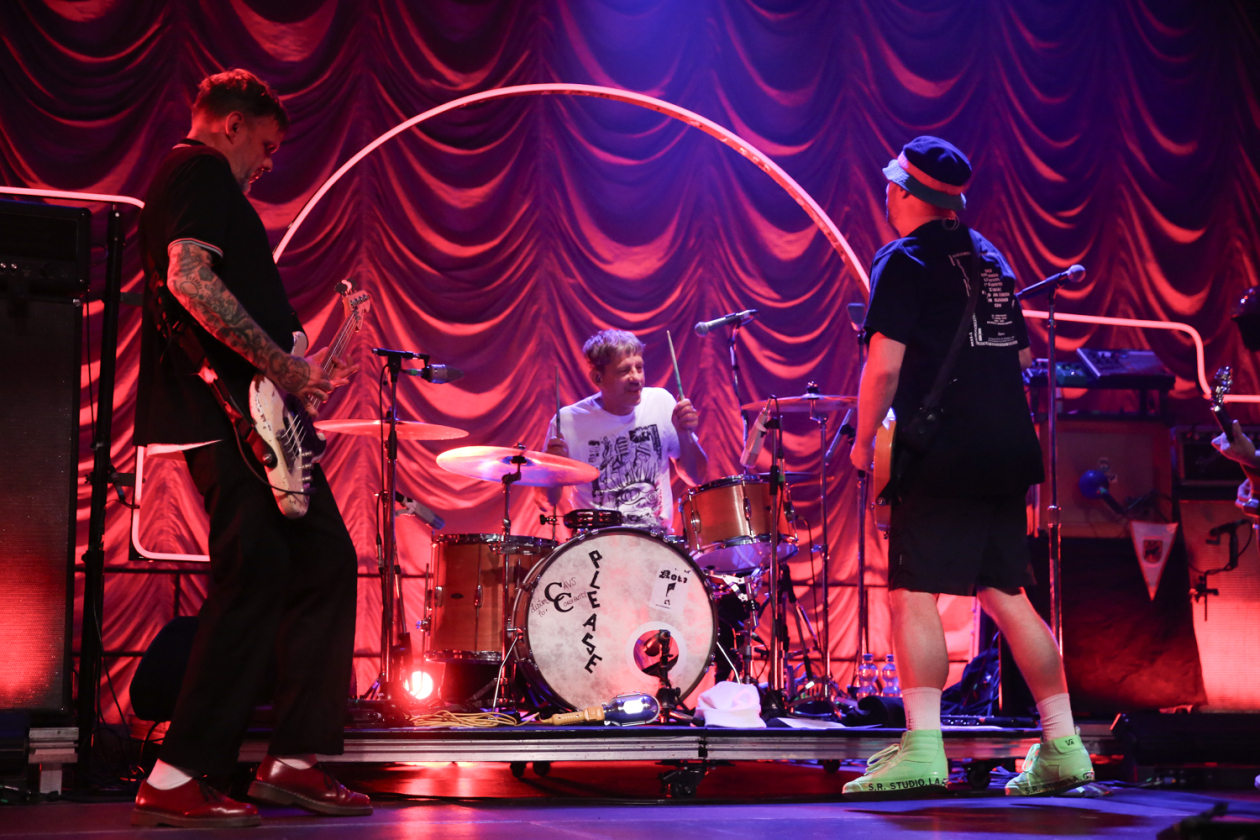 Arnim und Co. laden in den Moshpit: Dort geht's auch nach 30 Jahren noch zur Sache. – Die Beatsteaks live in Hamburg.