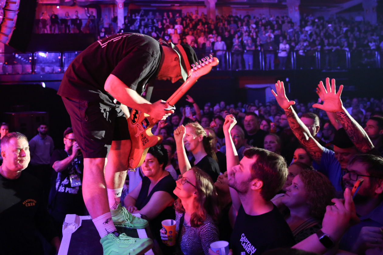 Arnim und Co. laden in den Moshpit: Dort geht's auch nach 30 Jahren noch zur Sache. – Die Beatsteaks live in Hamburg.