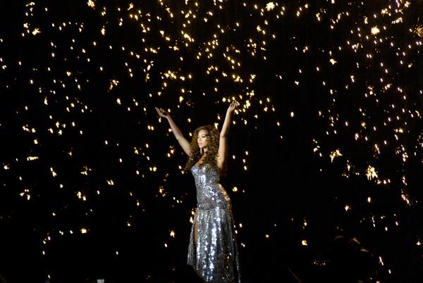 Las Vegas lässt Grüßen: Beyoncé als Glamour-Girl. – 