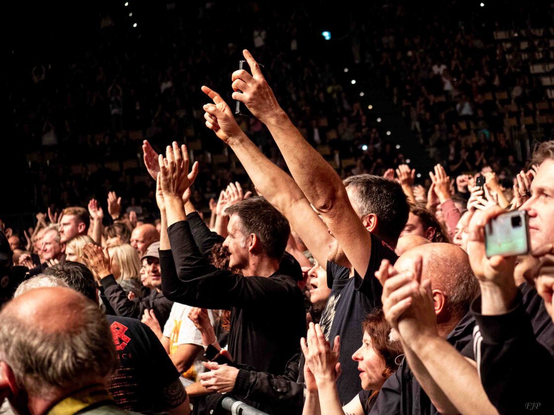 Rebel Yell! Billy Idol mit dem aktuellen Album "The Roadside" auf Tourstopp in Bayerns Hauptstadt. – Begeisterte Fans.