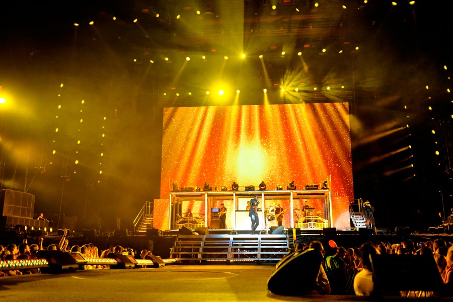 Black Eyed Peas – Die Peas machten Halt in der Arena. – Bot viel Auslauf: Die riesige Bühne der Peas.