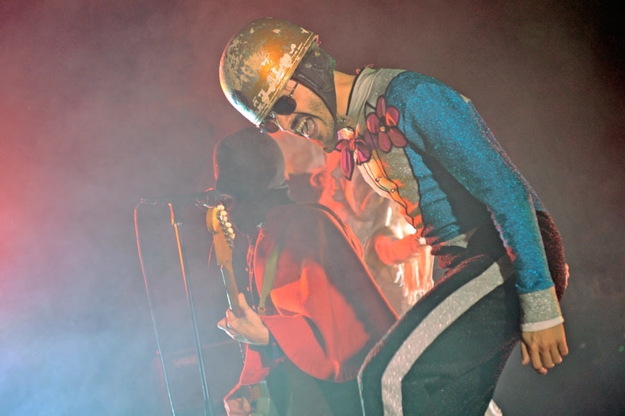 2011: Bühnenzirkus galore in der Live Music Hall. – Bonaparte.