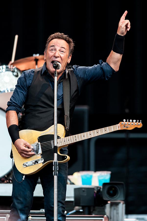 Bruce Springsteen – Nur drei Konzerte gibt der Boss in Deutschland - wir haben Bilder aus Köln! – ...Jungen aus dem Publikum den Refrain von Waitin? On A Sunny Day singen lässt.