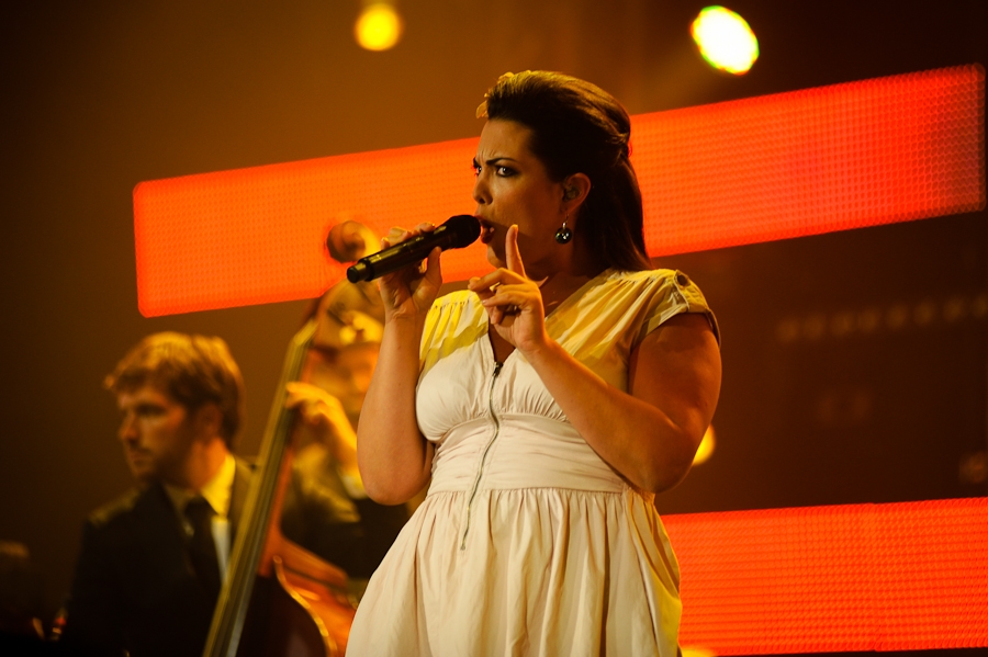 Nach kurzer Zeit fraß das Publikum der swingenden Holländerin aus der Hand. – Caro Emerald.