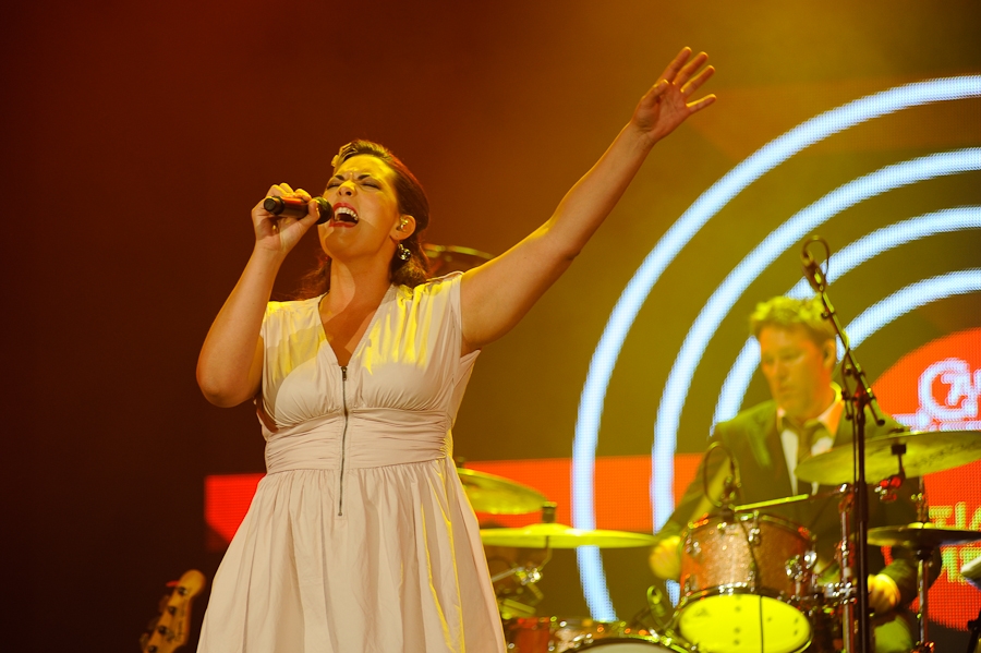 Caro Emerald – Nach kurzer Zeit fraß das Publikum der swingenden Holländerin aus der Hand. – In nur zwei Minuten ...