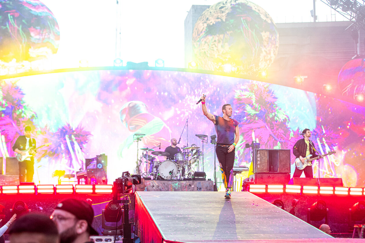 Coldplay auf Music Of The Spheres World Tour: das erste von drei Konzerten im Berliner Olympiastadion. – Coldplay.
