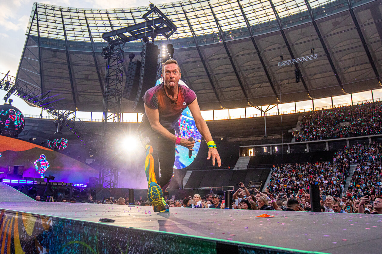 Coldplay auf Music Of The Spheres World Tour: das erste von drei Konzerten im Berliner Olympiastadion. – Chris in Action.