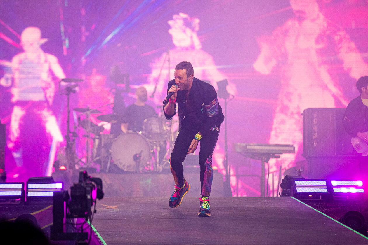 Coldplay auf Music Of The Spheres World Tour: das erste von drei Konzerten im Berliner Olympiastadion. – Chris Martin.