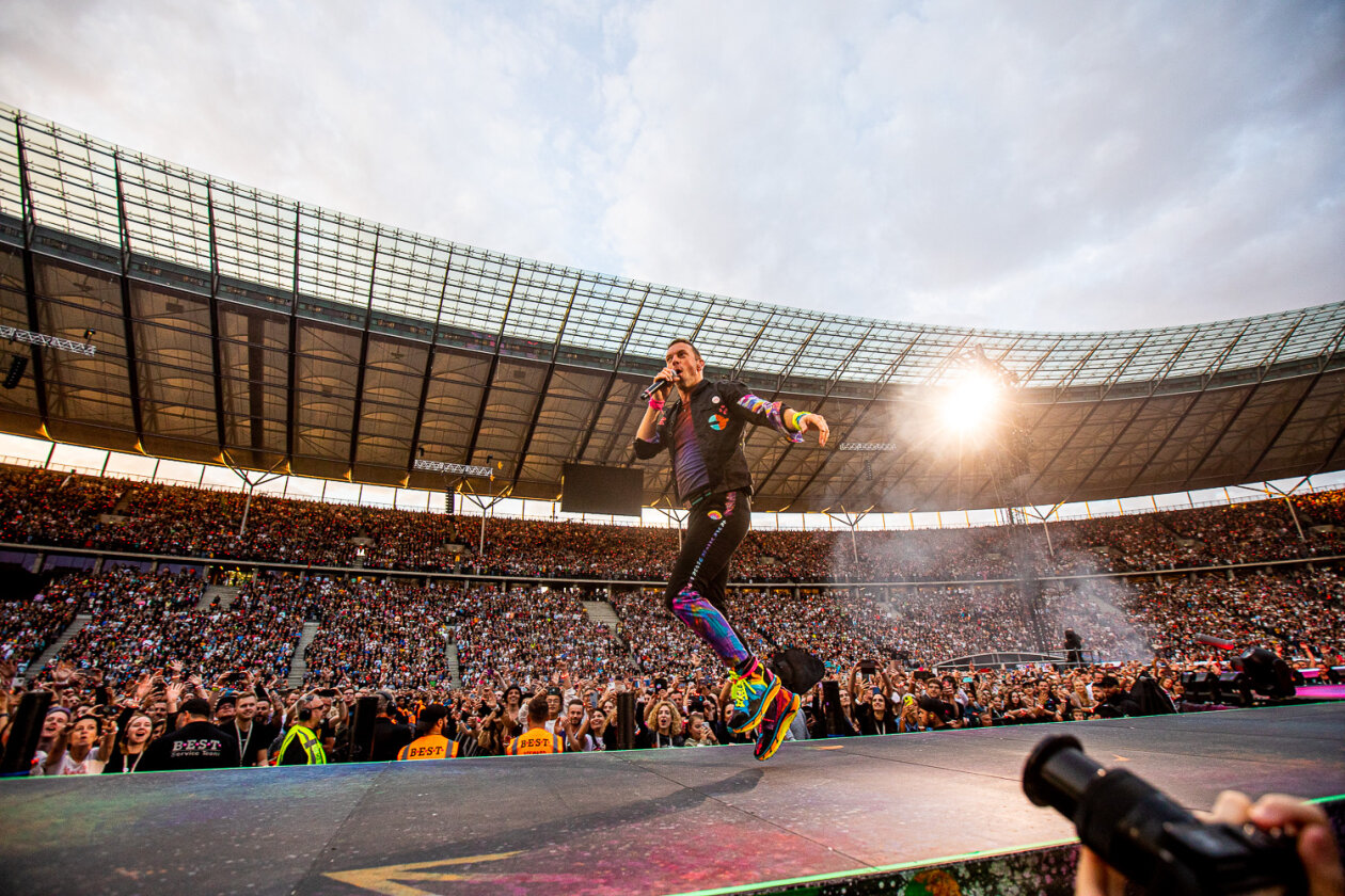 Coldplay auf Music Of The Spheres World Tour: das erste von drei Konzerten im Berliner Olympiastadion. – Jump!