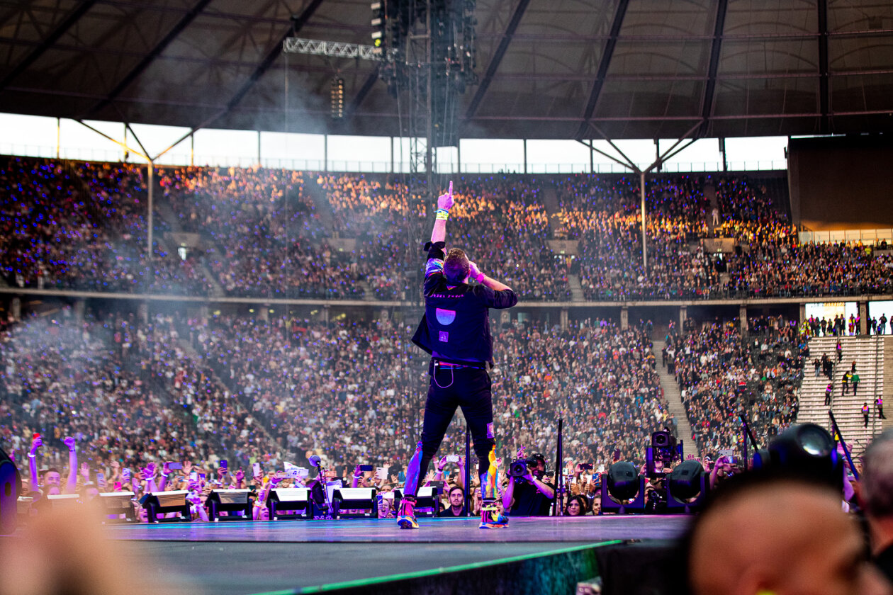 Coldplay auf Music Of The Spheres World Tour: das erste von drei Konzerten im Berliner Olympiastadion. – Viel los.