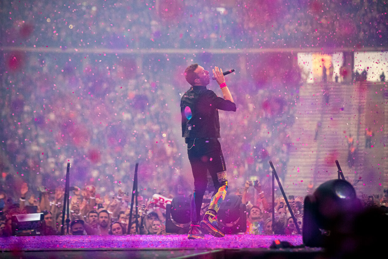 Coldplay auf Music Of The Spheres World Tour: das erste von drei Konzerten im Berliner Olympiastadion. – ... und zuletzt auch drei in Frankfurt.
