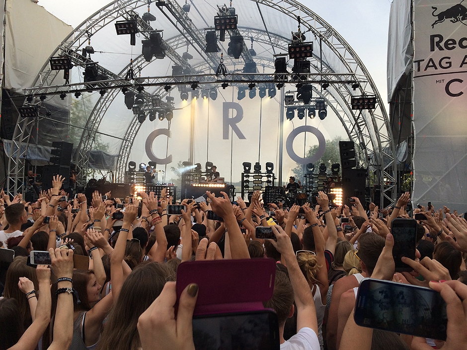 Pfingsten 2014 stellt Cro das neue Album "Melodie" am Bodensee vor. – Das Publikum wartet