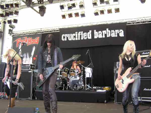 Crucified Barbara sorgen als All-Girl-Band auf dem Festival für regen Zulauf. – 