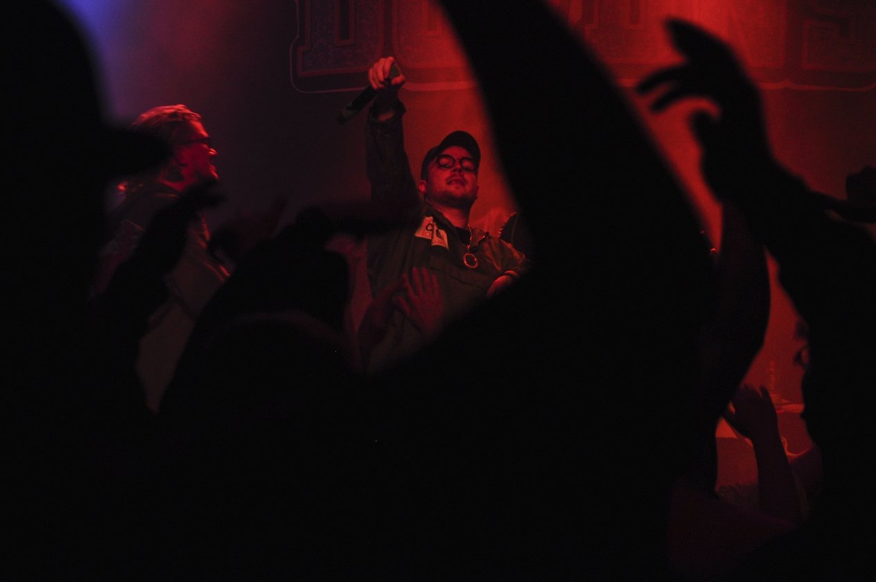 Der erste tighte Wei$$e auf Tour: DCVDNS live in Köln. – Hands up.