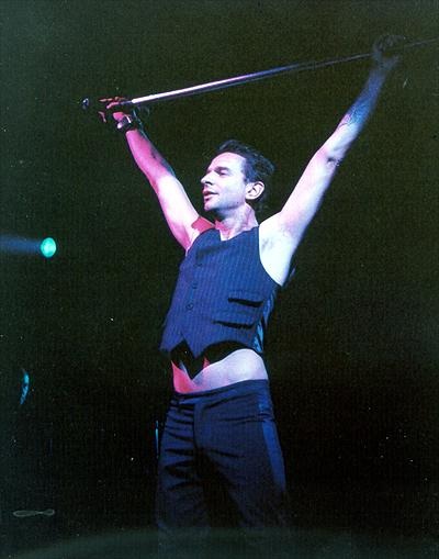 Dave Gahan – Der Depeche-Sänger vor und hinter den Kulissen, Frankfurt 2003. – the grabbing hands grab all they can