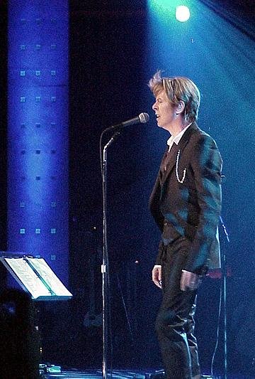 David Bowie – Ein schicker Bowie und eine Top-Bassistin. – Dressed Up Bowie.