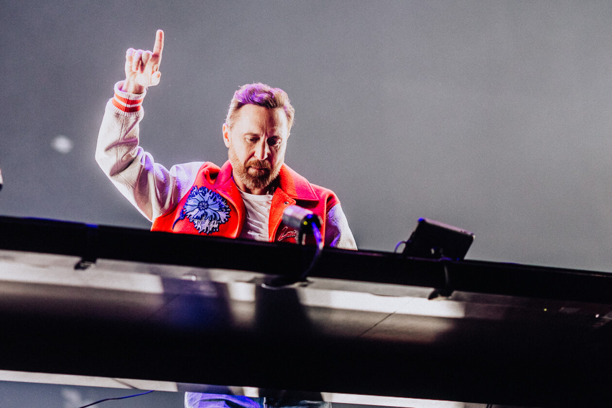 Pyro, Feuerwerk und Hits: Der Headliner und Star-DJ liefert. – David Guetta.