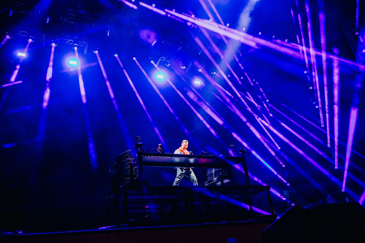 Pyro, Feuerwerk und Hits: Der Headliner und Star-DJ liefert. – David Guetta.