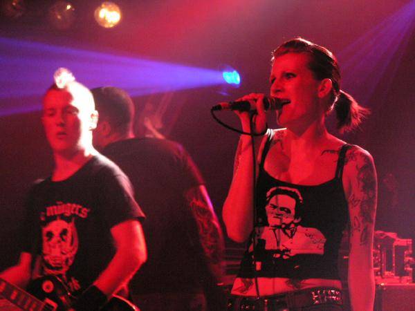 Deadline UK kommen mit ihrem melodischen Punkrock und Frontlady Liz gut an. – 